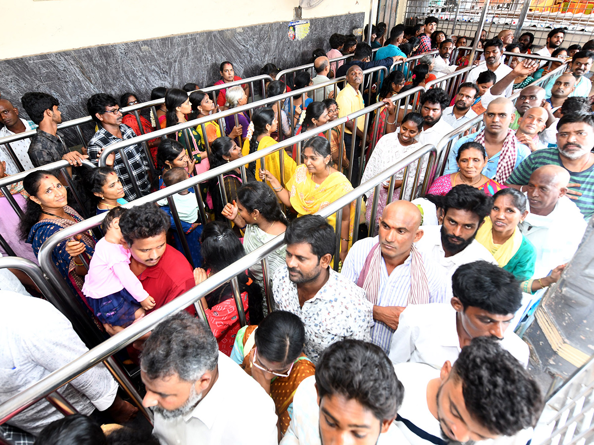 Devotees Huge Rush at Indrakeeladri Durga Devi Temple 16