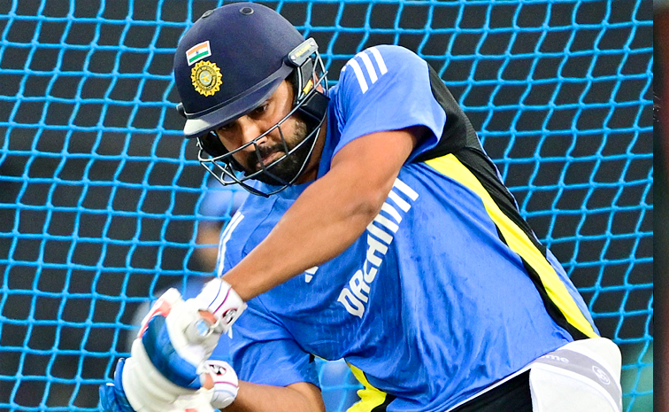 Gambhir And Kohli Share Light Moment in Practice ahead of the IND vs SL ODI Series Photos9