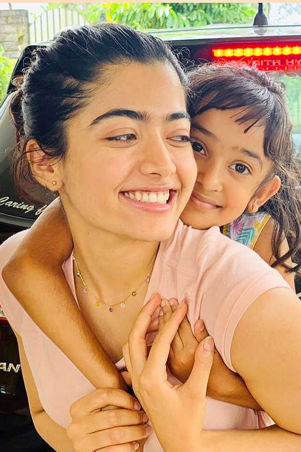 Rashmika Mandanna shares adorable moments with her little sister Photos2
