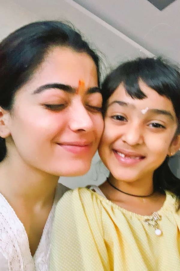 Rashmika Mandanna shares adorable moments with her little sister Photos3