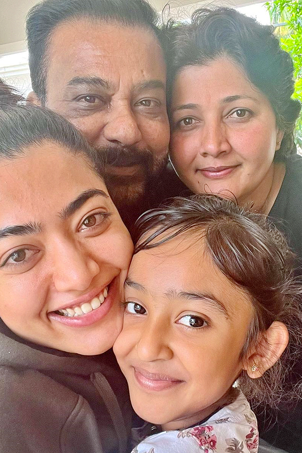 Rashmika Mandanna shares adorable moments with her little sister Photos5