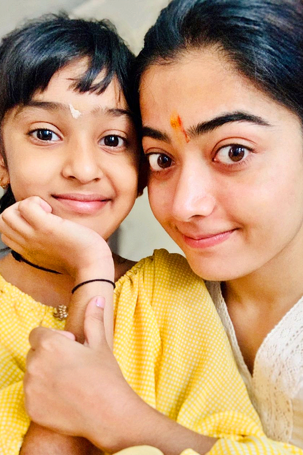 Rashmika Mandanna shares adorable moments with her little sister Photos10