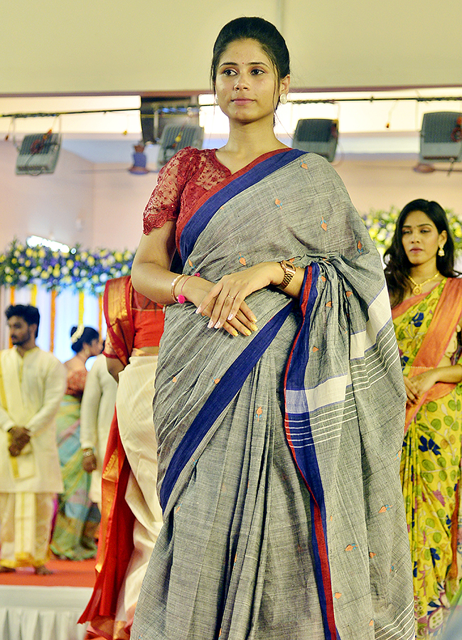 Vijayawada: National Handloom Day 2024 fashion Show photos10