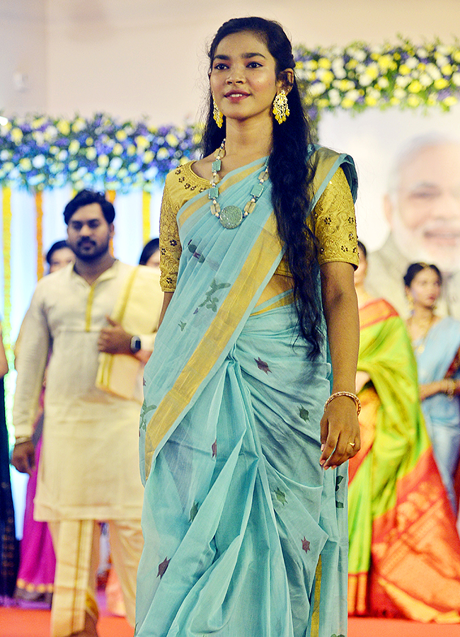 Vijayawada: National Handloom Day 2024 fashion Show photos11