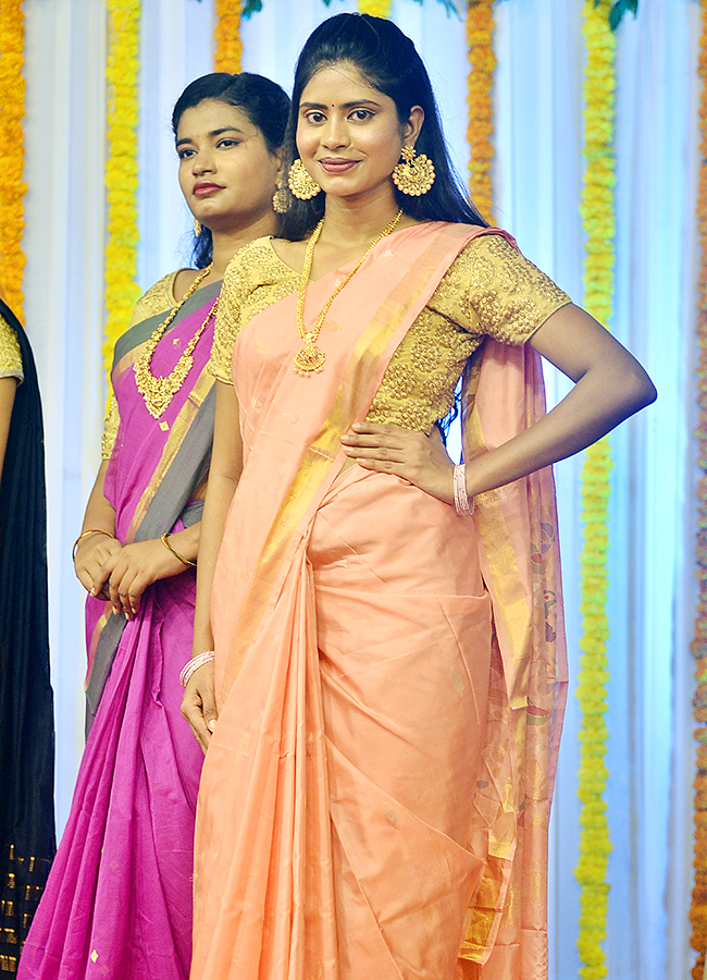 Vijayawada: National Handloom Day 2024 fashion Show photos12
