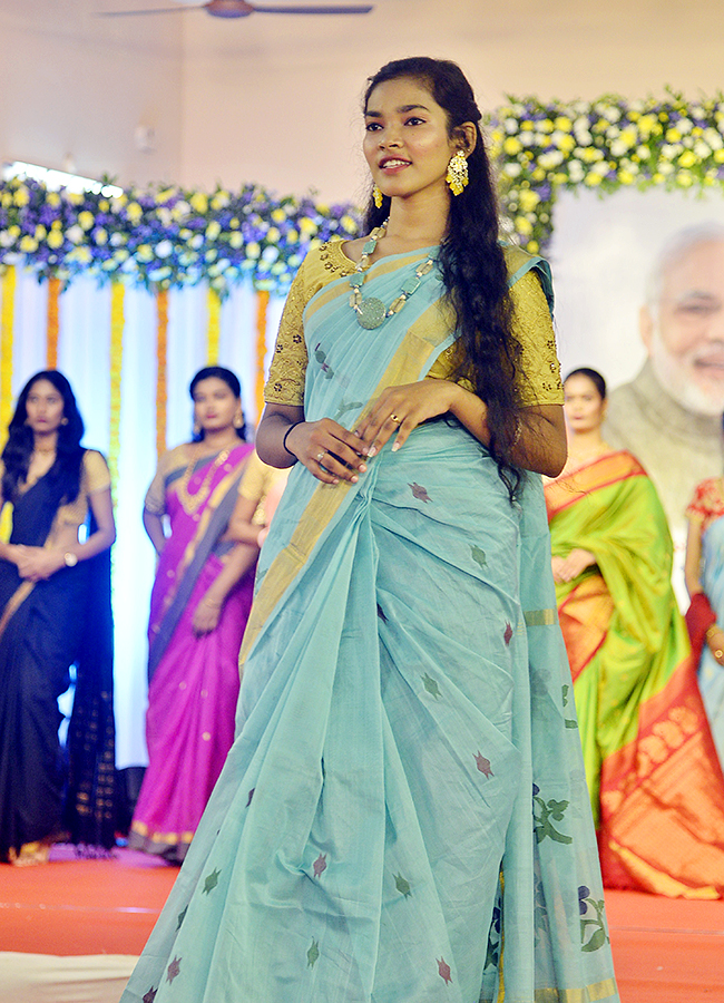 Vijayawada: National Handloom Day 2024 fashion Show photos13