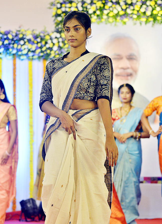 Vijayawada: National Handloom Day 2024 fashion Show photos14