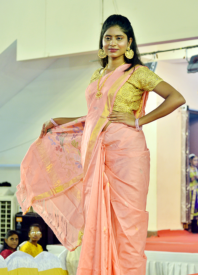 Vijayawada: National Handloom Day 2024 fashion Show photos15