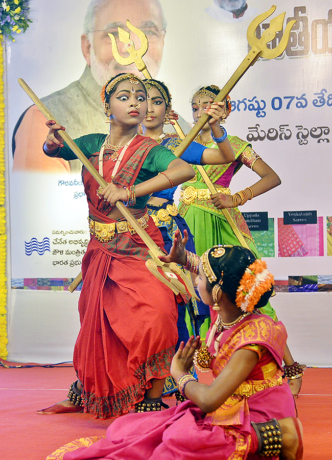 Vijayawada: National Handloom Day 2024 fashion Show photos2