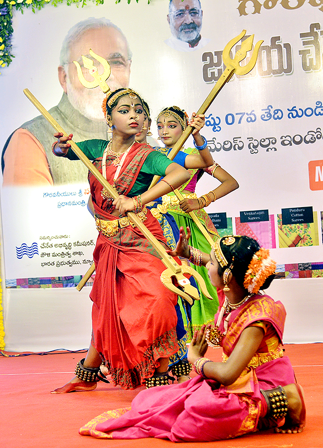 Vijayawada: National Handloom Day 2024 fashion Show photos3