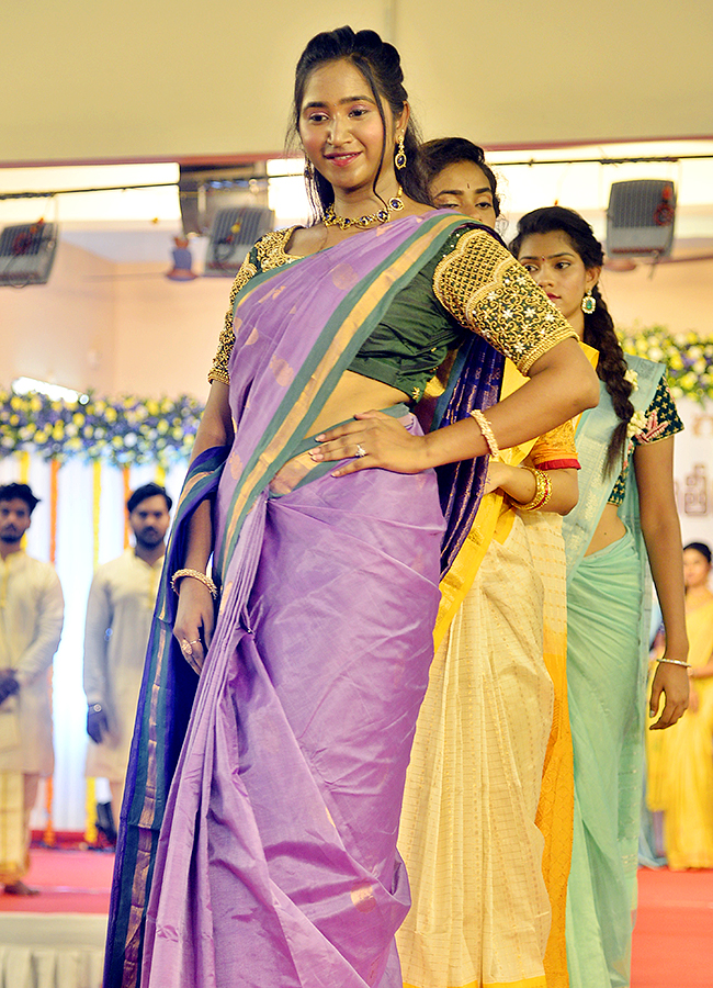 Vijayawada: National Handloom Day 2024 fashion Show photos4