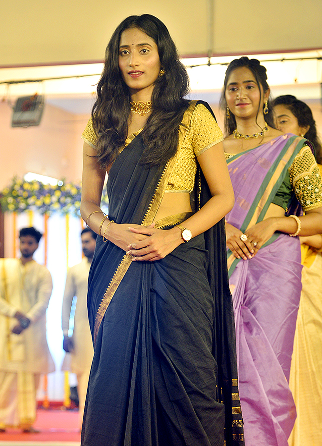 Vijayawada: National Handloom Day 2024 fashion Show photos5