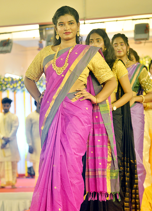 Vijayawada: National Handloom Day 2024 fashion Show photos6