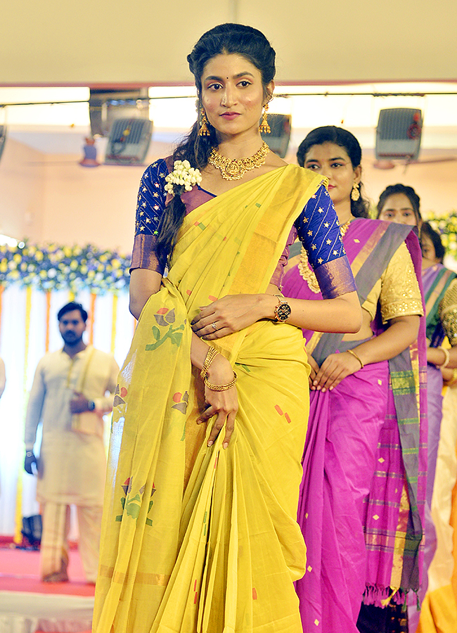 Vijayawada: National Handloom Day 2024 fashion Show photos7