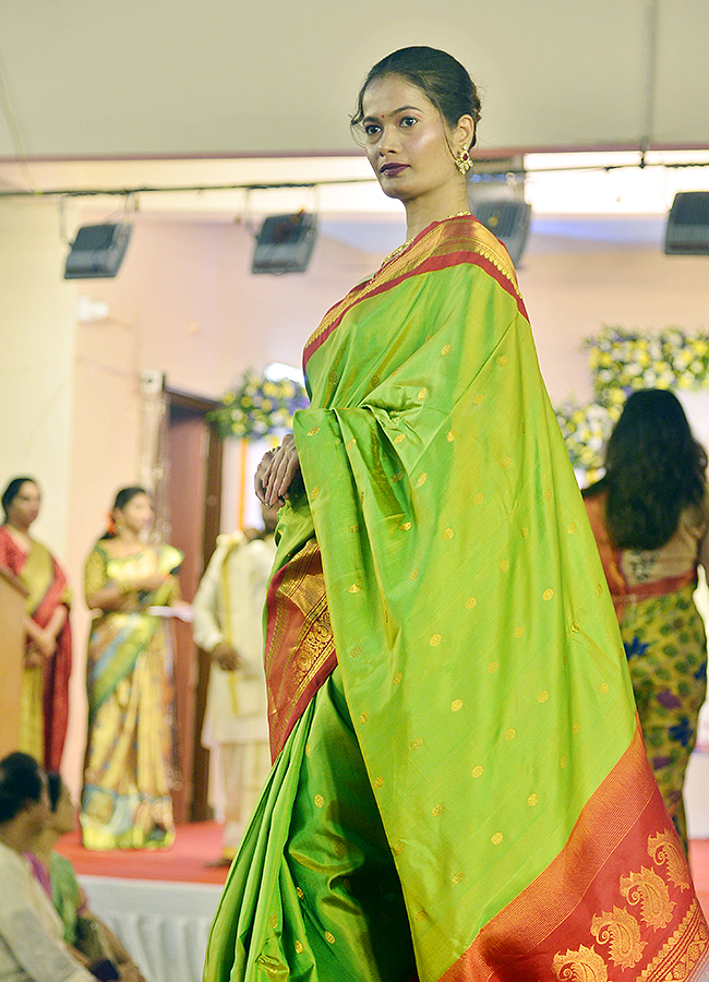 Vijayawada: National Handloom Day 2024 fashion Show photos8