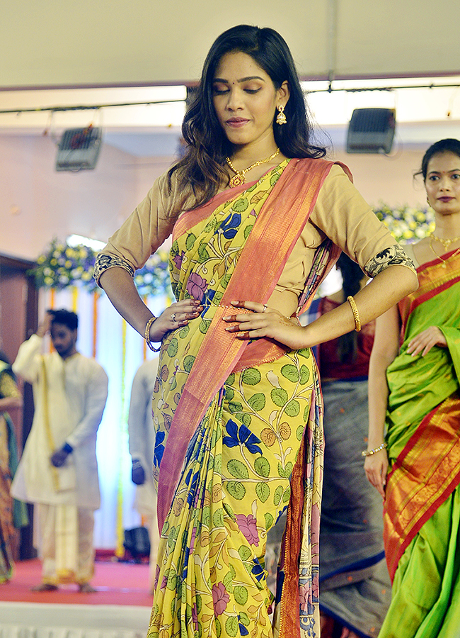 Vijayawada: National Handloom Day 2024 fashion Show photos9