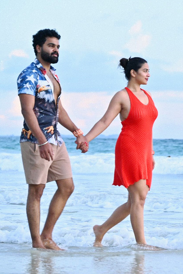 Bigg Boss Fame Inaya Sultana With Boyfriend In Beach Photos2