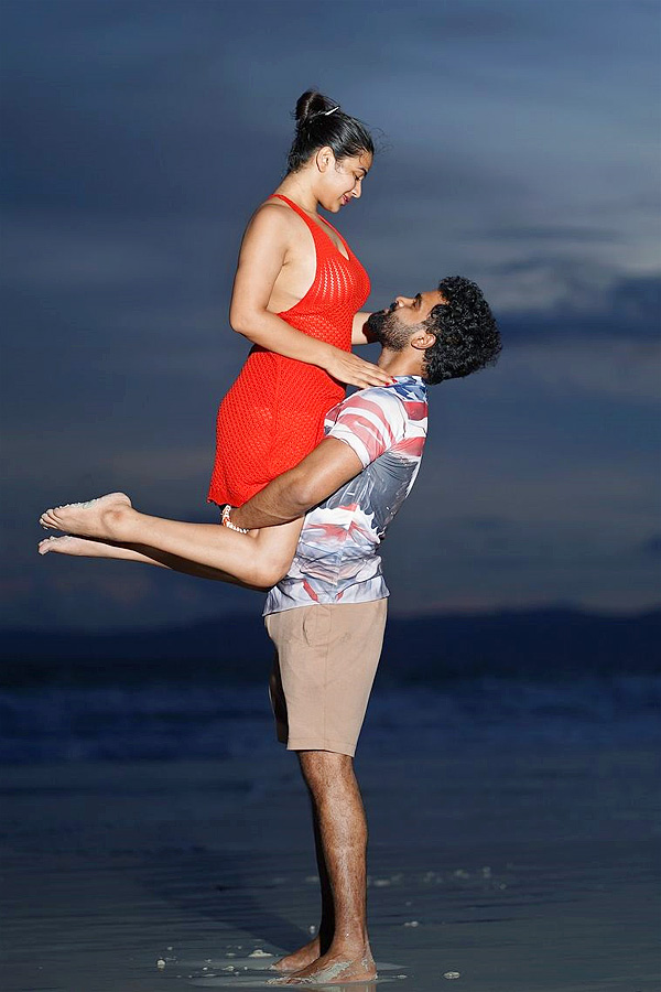 Bigg Boss Fame Inaya Sultana With Boyfriend In Beach Photos12