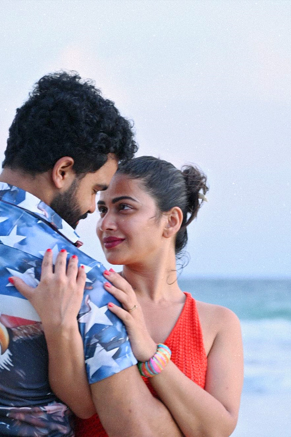 Bigg Boss Fame Inaya Sultana With Boyfriend In Beach Photos13