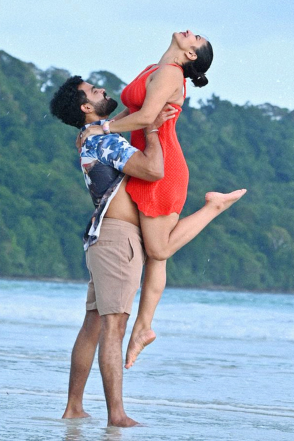 Bigg Boss Fame Inaya Sultana With Boyfriend In Beach Photos7