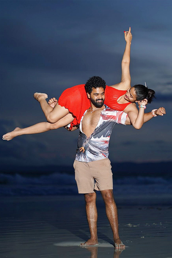 Bigg Boss Fame Inaya Sultana With Boyfriend In Beach Photos8