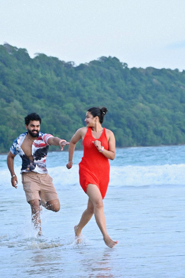 Bigg Boss Fame Inaya Sultana With Boyfriend In Beach Photos10