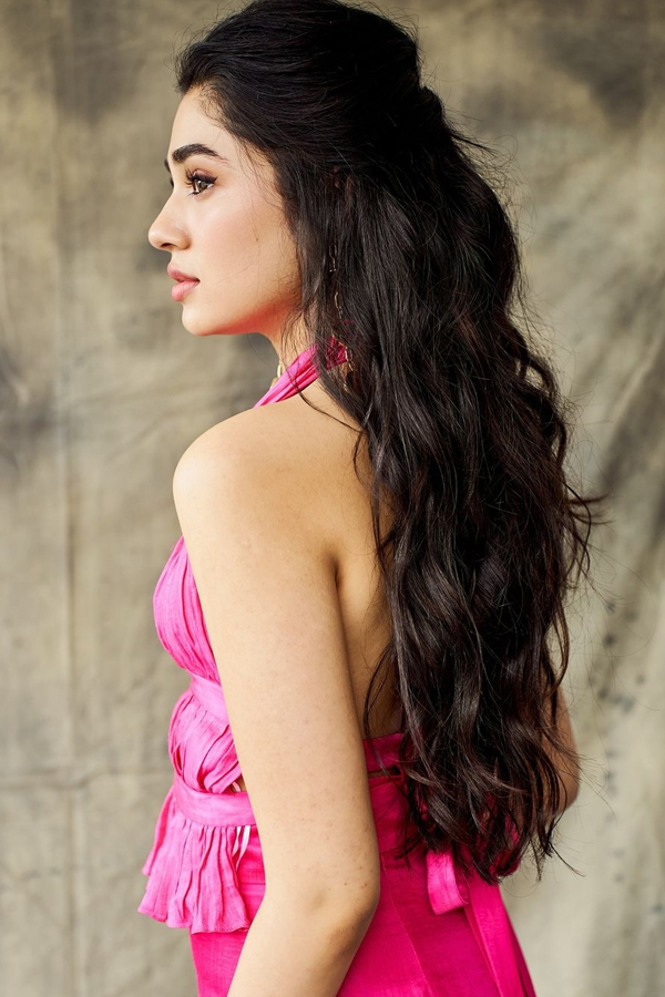 Krithi Shetty Mesmerizing Photos In Pink Dress5