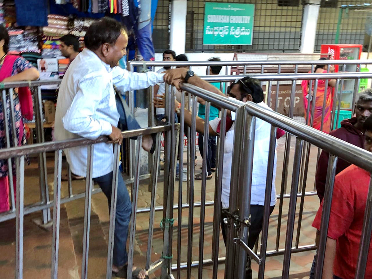 Devotee Rush Continues at Tirumala Photos8