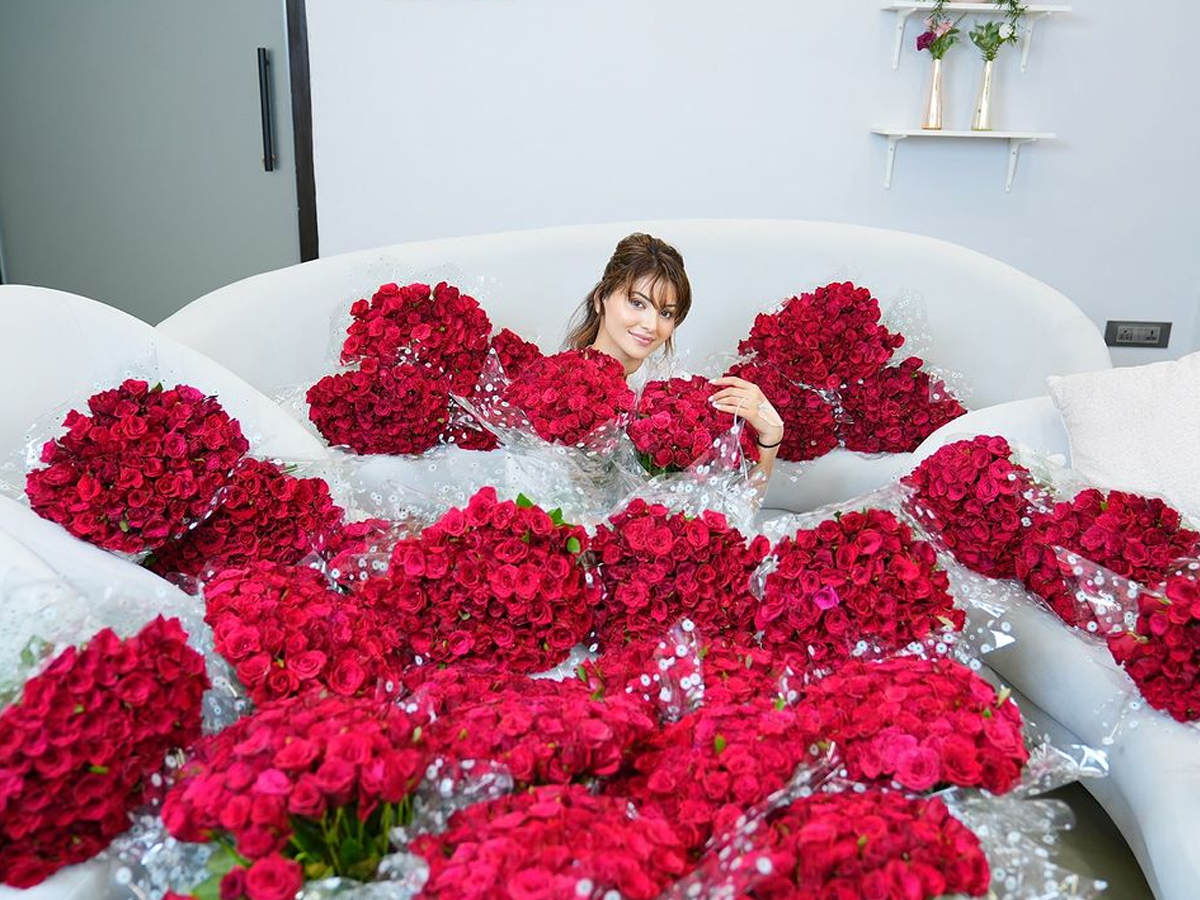 hospitalised Urvashi Rautela Received One Lakh Flowers From Fans2