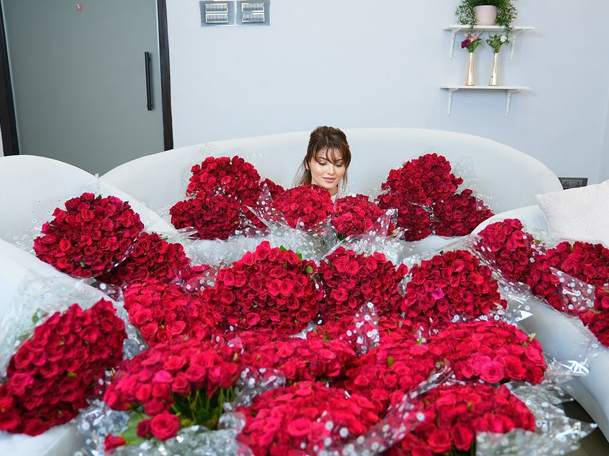 hospitalised Urvashi Rautela Received One Lakh Flowers From Fans4