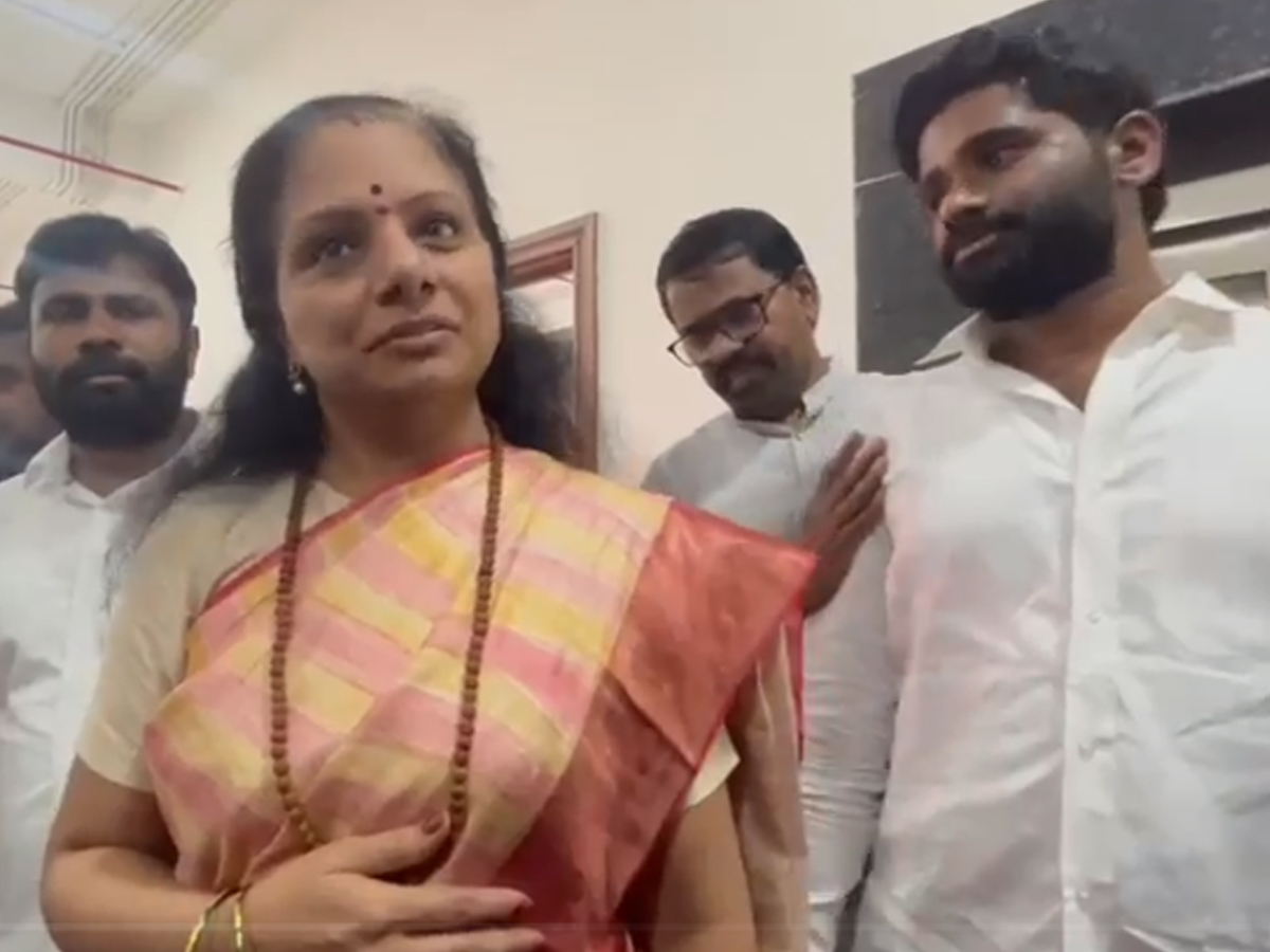 Kalvakuntla Kavitha Returned To Hyderabad Photos Viral3