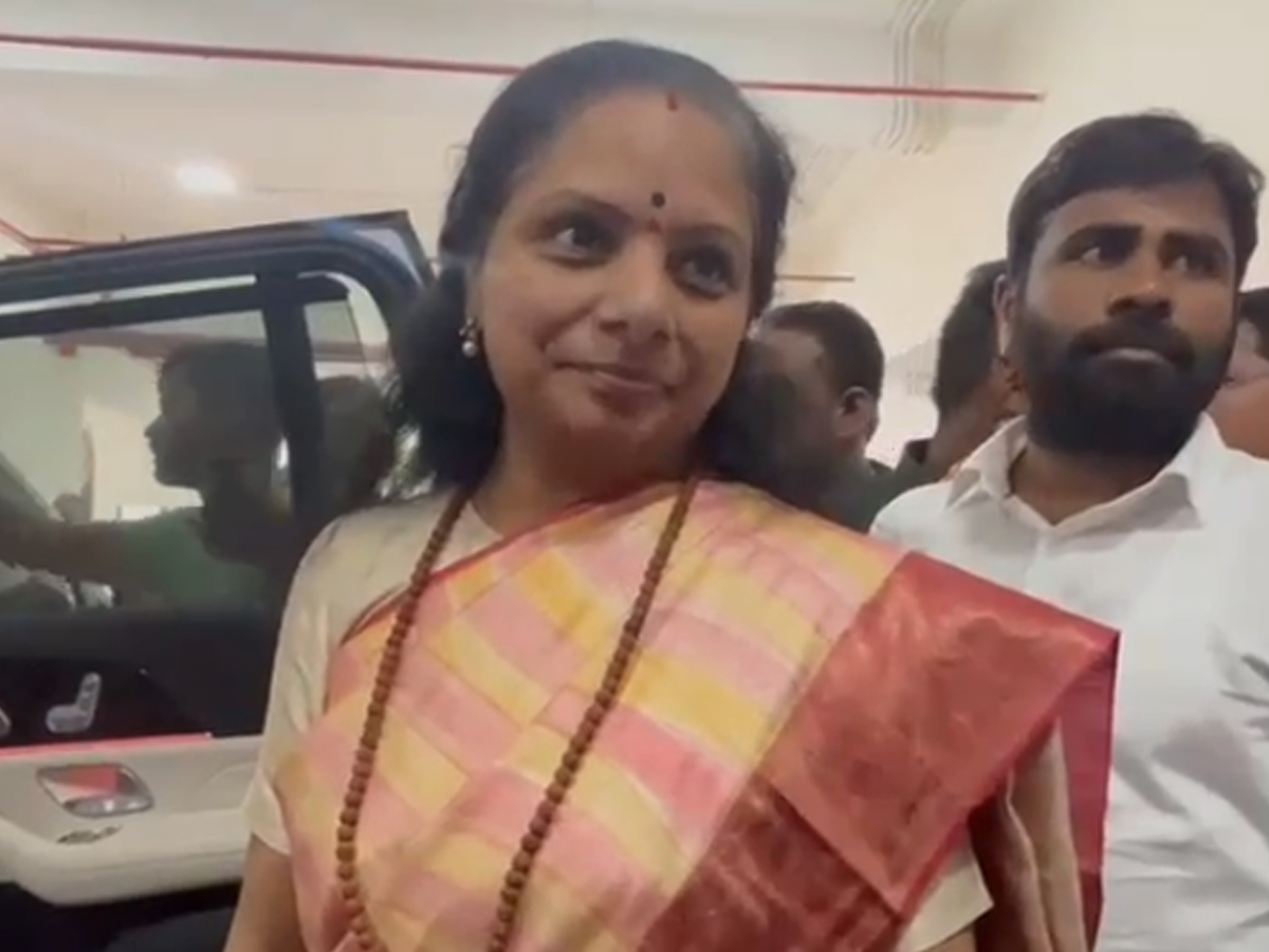 Kalvakuntla Kavitha Returned To Hyderabad Photos Viral5