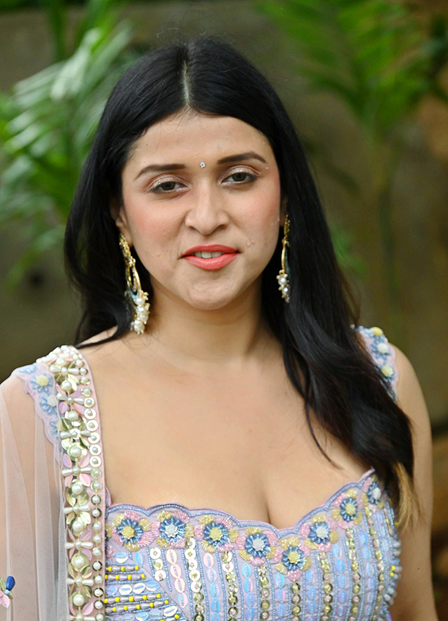 Actress Mannara Chopra Photos12