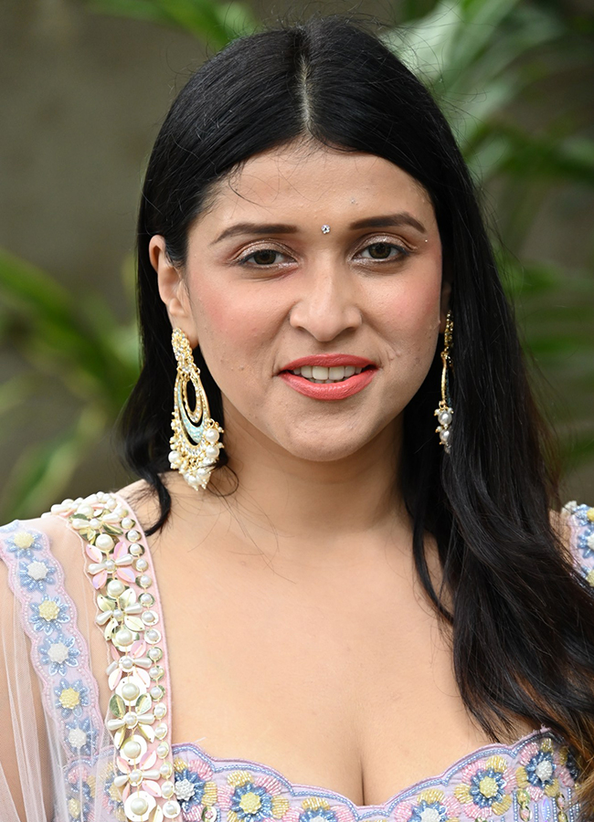 Actress Mannara Chopra Photos7
