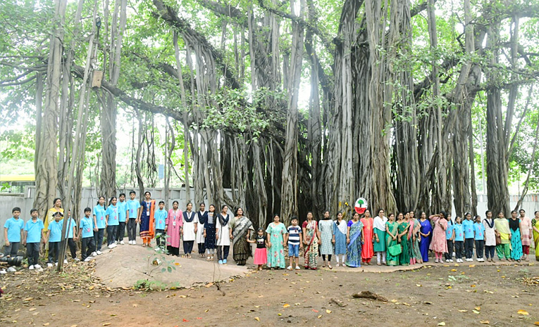 Students tie Rakhi to hundred years of history old banyan tree in Visakhapatnam Photos2