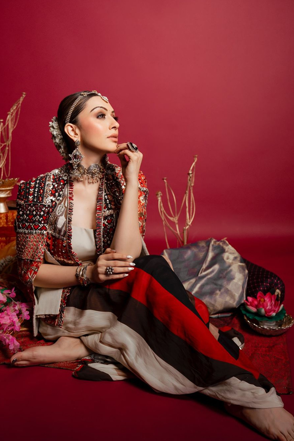 Actress Hansika Motwani Stunning Photos With Jasmine Flowers2