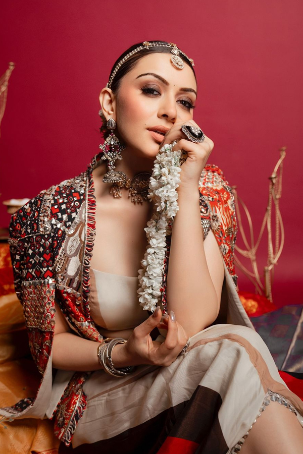 Actress Hansika Motwani Stunning Photos With Jasmine Flowers3