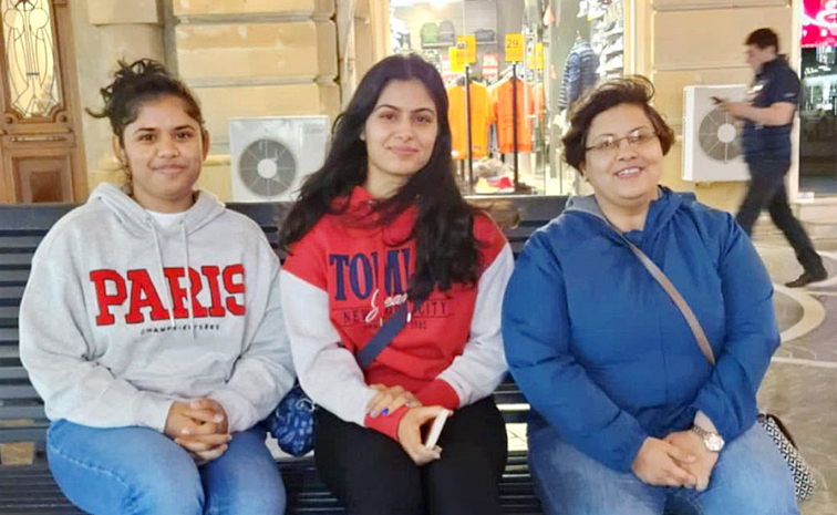 Manu Bhaker meets cricket god Sachin Tendulkar Photos4