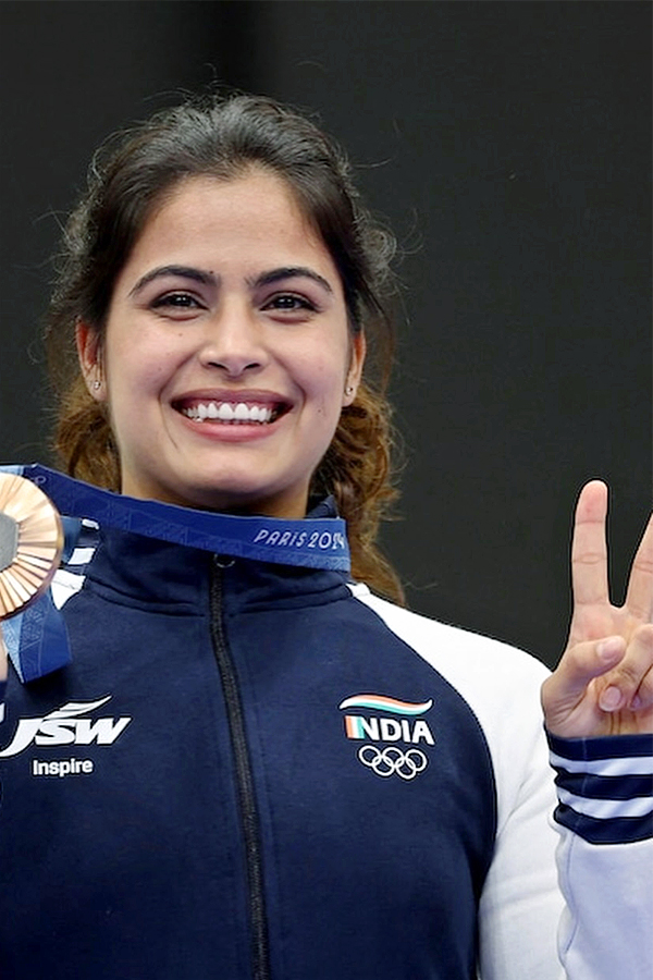 Manu Bhaker meets cricket god Sachin Tendulkar Photos13