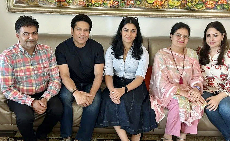 Manu Bhaker meets cricket god Sachin Tendulkar Photos1