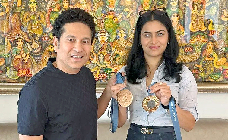 Manu Bhaker meets cricket god Sachin Tendulkar Photos2
