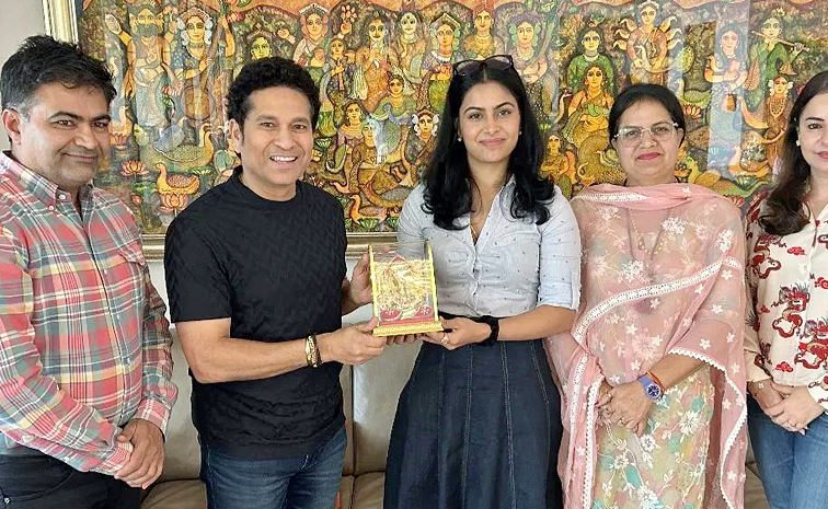 Manu Bhaker meets cricket god Sachin Tendulkar Photos3