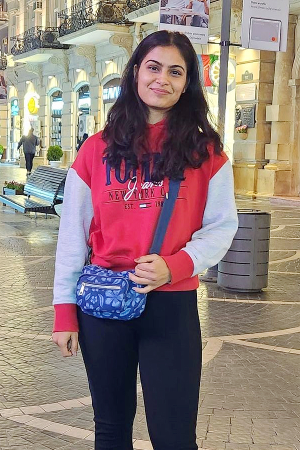 Manu Bhaker meets cricket god Sachin Tendulkar Photos5