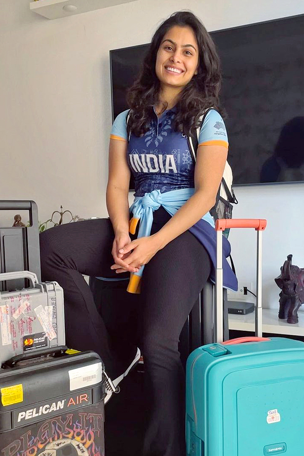Manu Bhaker meets cricket god Sachin Tendulkar Photos6