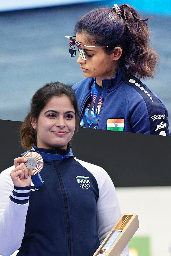 Manu Bhaker meets cricket god Sachin Tendulkar Photos8