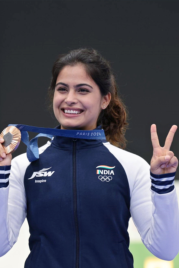 Manu Bhaker meets cricket god Sachin Tendulkar Photos9