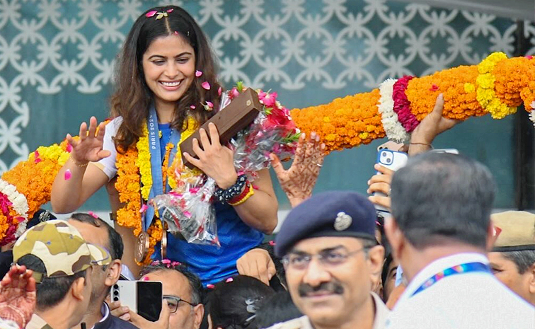 Manu Bhaker meets cricket god Sachin Tendulkar Photos10