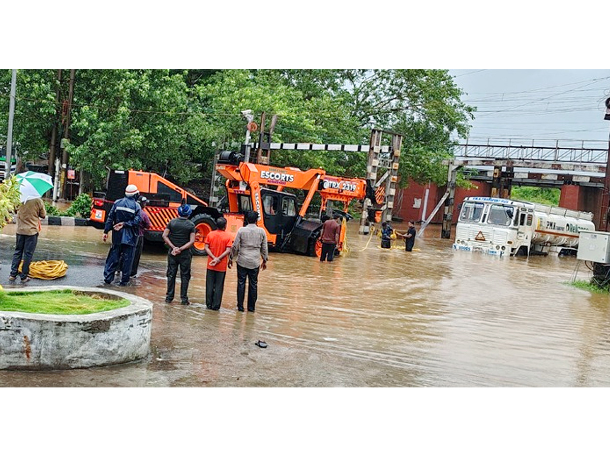 Heavy rains cause disruption in several parts of Andhra Pradesh Photos8