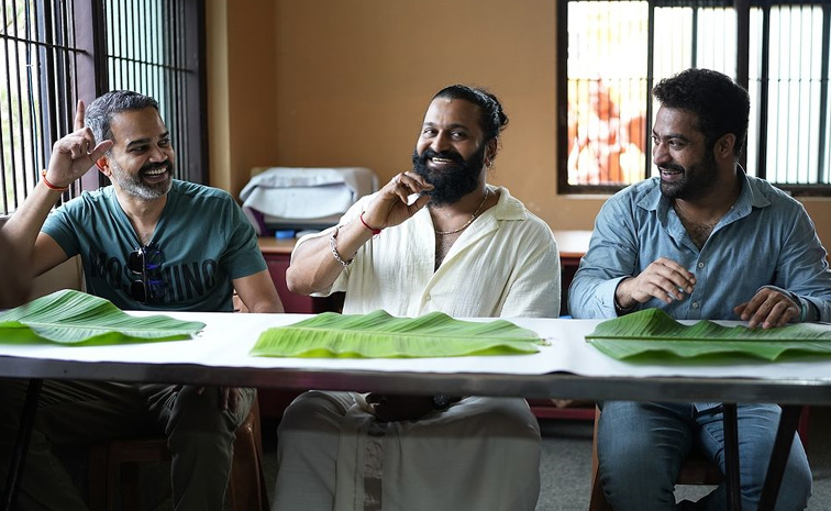 Hero Jr NTR, his family and Rishab Shetty visit Udupi temple Photos11