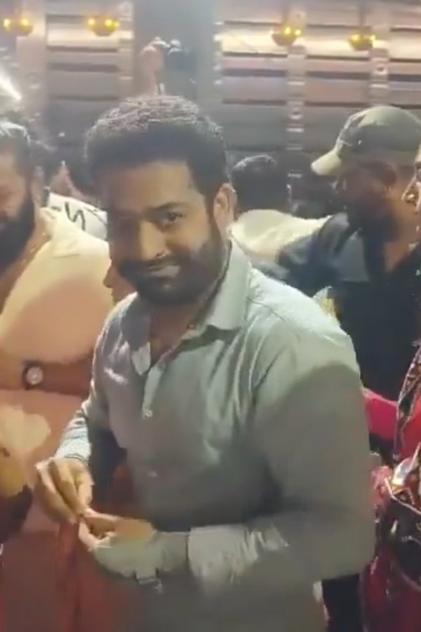 Hero Jr NTR, his family and Rishab Shetty visit Udupi temple Photos3